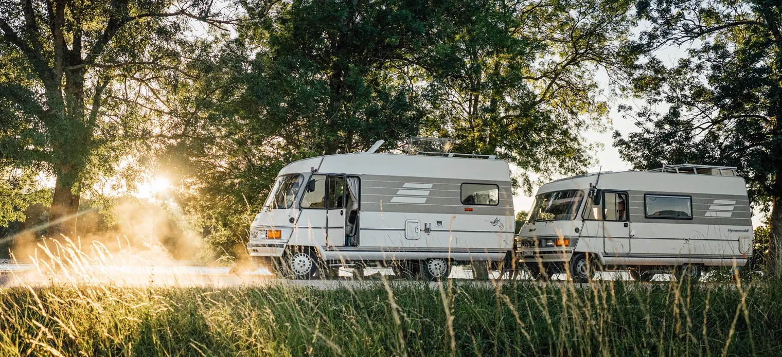 Vrijstaande camper bij zonsopkomst